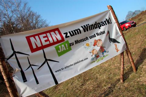 Sechs große Plakate hat die Bürgerinitiave "Arlender" in Hasselbach und Gaudernbach aufgestellt, um auf ihren Kampf gegen die Windkraftpläne aufmerksam zu machen.  Foto: Olivia Heß 
