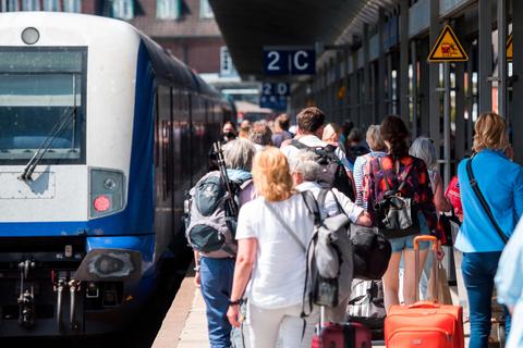 Ansturm auf Westerland? Von Weilburg aus würde die Fahrt mit Regionalbahnen 11 Stunden und 20 Minuten dauern. Archivfoto: Daniel Bockwoldt 