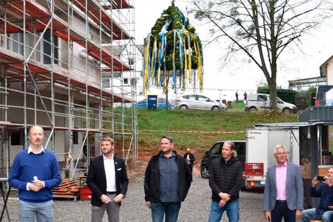 Die Arbeiten am Seniorenzentrum "Lindenring" in der Limburger Straße in Weilburg gehen voran. Die Eröffnung der Einrichtung ist für den Sommer des Jahres 2023 geplant. © Mariam Nasiripour