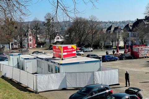 Seit Montag können sich Bürger hier kostenlos auf das Coronavirus testen lassen: das Testzentrum auf dem Kirmesplatz in Weilburg.  Foto: Mika Beuster 