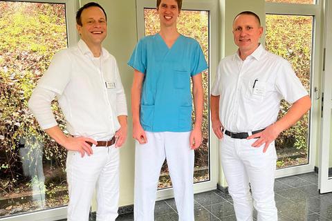Christian Müller (links) und Jens Brade (rechts), Chefärzte Orthopädie Kreiskrankenhaus Weilburg mit Matthias Mülke, Arzt in Weiterbildung, Universitätsklinikum (UKGM). © Krankenhaus