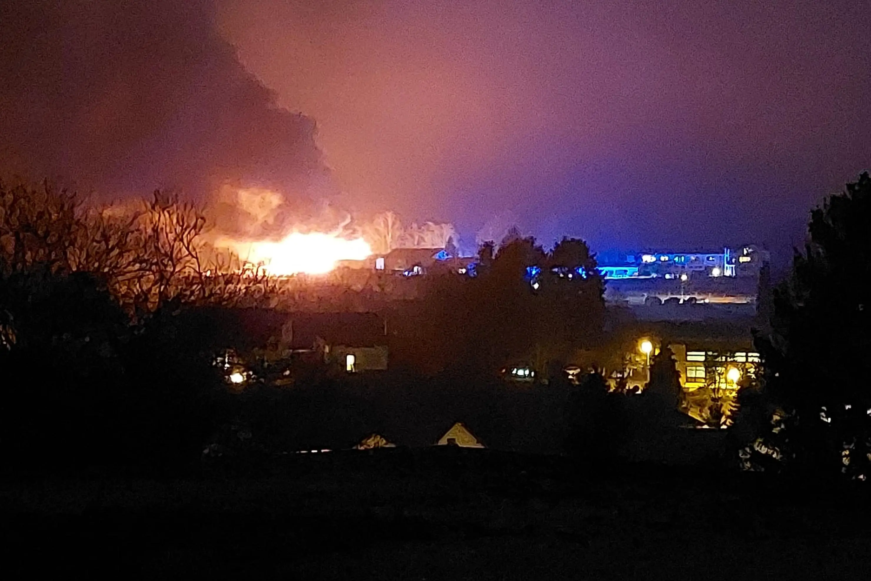 Bei dem Feuer in der Halle in Waldhausen sollen auch dort gelagerte Gasflaschen explodiert sein - © Vera Weimar