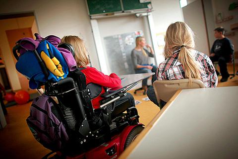 Schulbegleiter wie Meike Smolka helfen Kindern mit seelischer oder körperlicher Beeinträchtigung im Schulalltag.  Symbolfoto: Fredrik von Erichsen/dpa 