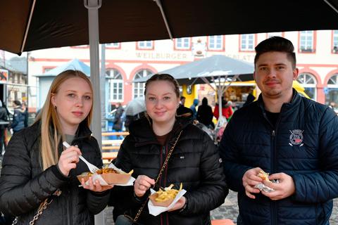 Leckeres Essen gibt es am Wochenende in Weilburg: Food Trucks sind trotz Regen ein wahrer Publikumsmagnet. 
