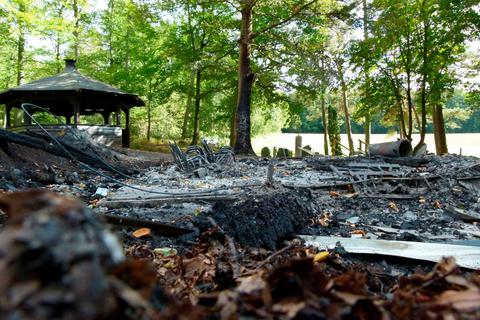 In der Nacht von Mittwoch auf Donnerstag ist die Grillhütte in Kubach komplett niedergebrannt. Die Polizei ermittelt wegen Brandstiftung. Foto: Sebastian Reh 