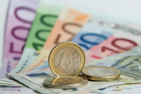 Zum Jahresende 2020 hat die Stadt Weilburg unterm Strich deutlich mehr Geld, als gedacht. Foto: Daniel Reinhardt/dpa 