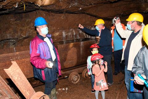Uwe Mathes (links) führt die Gruppe nicht in die Kristallhöhlen, sondern in einen alten Kalkstollen. Foto: Klaus-Dieter Häring 