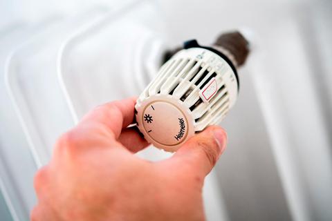Ein Mann dreht am Thermostat: Wie soll die künftige Wärmeplanung in Weilburg aussehen? Hauke-Christian Dittrich/dpa/Symbolbild