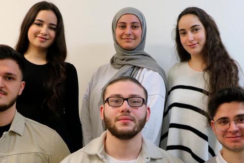 Feyza Aydin, Kübra Bayram, Selin Önad (hinten von links), Emirhan Süer, Serfiraz Boztogan und Cenk Karahan (vorn von links) sowie Lorin Boztogan (nicht auf dem Bild) sammelten an der Wilhelm-Knapp-Schule Weilburg Spenden für die Erdbebenopfer. © Andreas Böttig