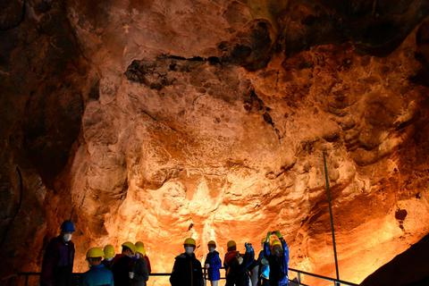 In der Höhle sind die Mädchen und Jungen von der Südhalle fasziniert. Foto: Margit Bach 
