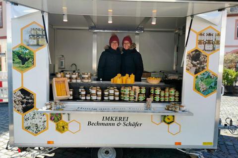 Leonie und Merle Schäfer von der Imkerei Bechmann bieten Honig, Wein und Bienenprodukte. Foto: Grib/Stadt Weilburg 