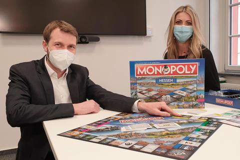 Johannes Hanisch und Olga Grib, Mitarbeiterin Presse- und Öffentlichkeitsarbeit, präsentieren das Monopoly Hessen.  Foto: Sabine Gorenflo 