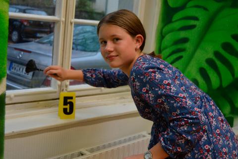 Auf den Spuen des Profis: Johanna Stuy (11) sichert einen Fingerabdruck.  Foto: Andreas E. Müller 
