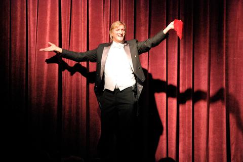 Der Zauberer "Massimo" aus Weilmünster präsentiert die Zaubergala.  Foto: Veranstalter 