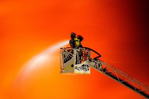 Brandgefährlicher Einsatz: Verletzt sich ein Feuerwehrmann im Dienst, soll eine neue Feuerwehr-Stiftung helfen. Symbolfoto: Beytekin/dpa