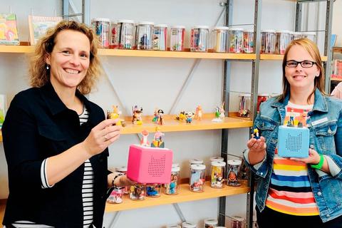 Referatsleiterin Pia Stöckl (links) und Büchereileiterin Nadine Schmidt präsentieren die "Tonies".  Foto: Kreisverwaltung 