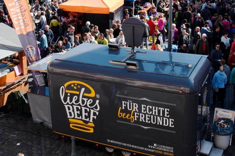 Die Foodtruckmeile auf dem Weilburger Frühlingsmarkt verlängert am Samstag ihre Öffnungszeiten bis 20 Uhr und verwöhnt die Gäste des Marktes kulinarisch. © Margit Bach