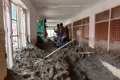 Wasser, Schlamm und Geröll haben in einem ugandischen Krankenhaus alles zerstört. Foto: Laura Beutler 