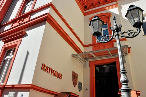 Im Weilburger Rathaus spürt man die Auswirkungen der Corona-Krise bei den Finanzen. Nun gibt es gute Nachrichten, wie der Bürgermeister dem Parlament berichtet.  Archivfoto: Ulrike Sauer 