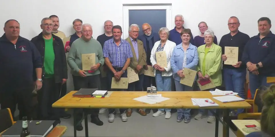 Die Geehrten mit Vorstandsmitgliedern (von links): Ralf Müssig, Rainer Schick, Jens Schimbach, Thomas Schüßler, Florian Kollovits, Boris Nerlich, Manfred Müssig, Wilhelm Christmann, Armin Patzak, Anni Wolf, Stefan Rummel, Claudia Michel, Nina Hardt, Edith Schimbach, Thomas Baum und Stefan Schmidt. - Foto: Thomas Michel.