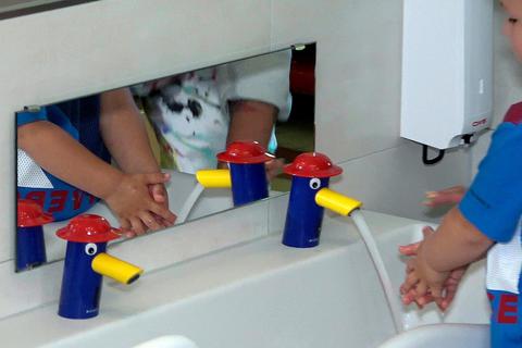So macht Händewaschen gleich viel mehr Spaß. Die neuen Waschbecken haben lustige Armaturen und lassen sich berührungsfrei bedienen.  Foto: Sabine Gorenflo 