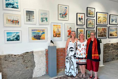 Zahlreiche Besucher kamen zur Ausstellung "TriTett-KontrastReich" der Künstlerinnen Ulrike Grüttner-Helmreich, Ileana Dix-Kempter und Angelica Kowalewski. Fotos: Rosenhang 
