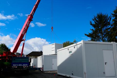 Aufstellung eines Wohncontainers: 90 Prozent der Unterkünfte in Limburg-Weilburg sind augelastet.