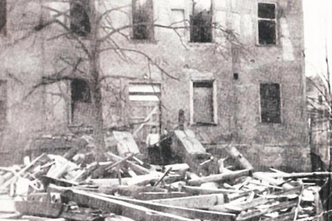 Ein Trümmerfeld: das Rathaus von Weilmünster nach dem Bombenangriff am 2. Dezember 1944.  Foto: Edith Beck 