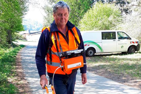 Gasspürer Volker Hillmer ist in Weilmünster und Weinbach unterwegs.  Foto: EAM 