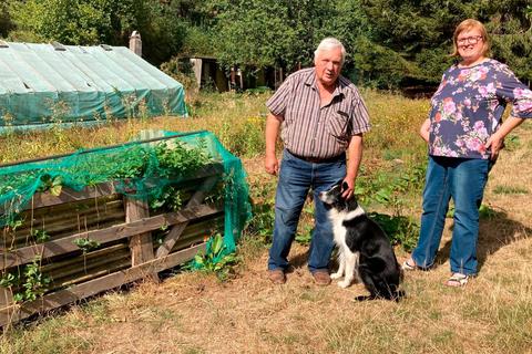 Heidi und Reinhard Mather in ihrem Garten mit Hochbeet, Gewächshaus und Kartoffelacker.  Foto: Agathe Markiewicz 