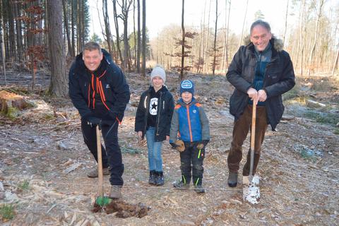 Weilmünsters Bürgermeister Mario Koschel (l.) mit seinen Kindern Marleen und Linus und auch Landrat Michael Köberle helfen beim Pflanzen. Foto: Andreas E. Müller 