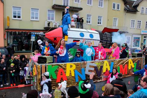 2019 feiern die Narren beim Umzug in Weilmünster noch unter dem Motto "Karneval im All". Dieses Jahr ist Couch statt Straße angesagt.  Archivfoto: Dorothee Henche 