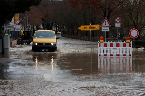 Land unter in Weilmünster: Das Hochwasser drängt die Weil aus ihrem Bett heraus und überflutet die parallel verlaufende Weilstraße.  Foto: Jürgen Vetter 
