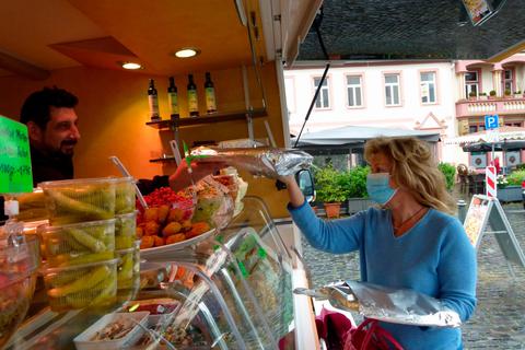 So wie hier am Feinkoststand auf dem Weilburger Wochenmarkt werden Kunden künftig auch in Weilmünster auf einem Wochenmarkt einkaufen können. Foto: Sebastian Reh 