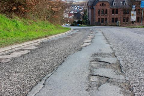 Die Nassauer Straße in Weilmünster ist dringend sanierungsbedürftig. Die Arbeiten sind nun auf 2022 verschoben worden.  Archivfoto: Dorothee Henche 