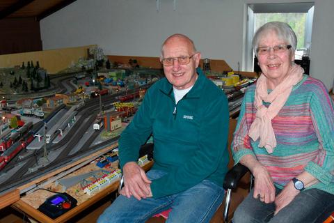 Rosemarie und Helmut Lein mit einem Teil der großen Eisenbahnanlage. Das Paar feiert diamantene Hochzeit. Foto: Margit Bach 