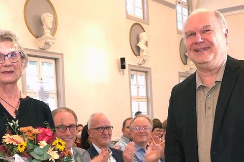 Bei der akademischen Feier zum 40-jährigen Bestehen bedankte sich Martin Krähe bei Jean Wotschke mit einem Blumenstrauß dafür, dass sie eine Stiftung zugunsten der Musikschule ins Leben rief. © Sabine Gorenflo