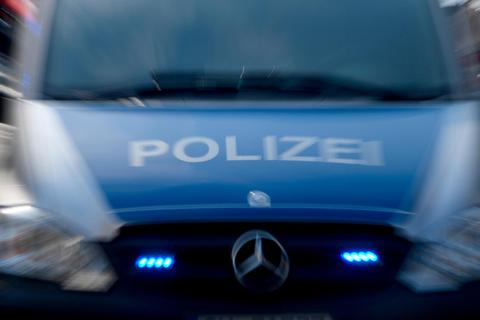 Die Polizei sucht nach einem jungen Mann, der sich im Bereich Weilmünster vor Frauen entblößt haben soll. Symbolfoto: Carsten Rehder/dpa 