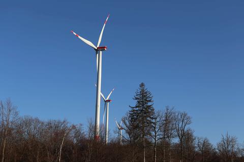 Eine Umweltvereinigung klagt gegen die Genehmigung einer Windenergieanlage des Windparks „Buhlenberg“ bei Weilmünster. 