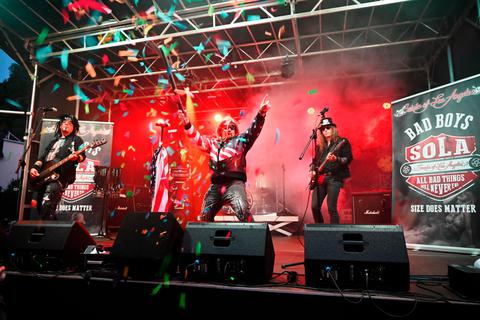 Die Mötley-Crüe-Tributeband "Saints of Los Angeles" beeindruckt mit wild-bunter Performance und kraftvoller Rock-Musik (rechts). Margit Bach