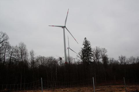 Windräder am Buhlenberg: Die Bürger aus Weilmünster können ihr Geld in die Nutzung dieser alternativen Energie investieren.  Foto: Agathe Markiewicz 