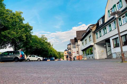 Weniger Parkplätze, mehr Leben: Der Marktplatz in Weilmünster soll neu gestaltet werden und für mehr Lebensqualität im Marktflecken sorgen. Foto: Agathe Markiewicz 