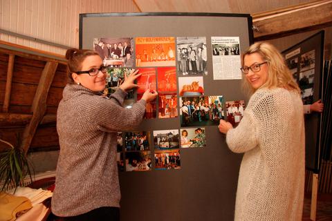 Katharina Cäsar (links) und Tina Erbe legen letzte Hand an der fast komplett gefüllten Fotowand an.  Foto: Agathe Markiewcz 