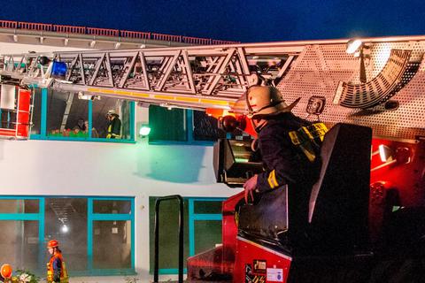 41 Nachwuchsbrandschützer mit ihren Betreuern "retten" bei der Großübung an der Grundschule Laubuseschbach unter Anleitung und mit Unterstützung der Einsatzkräfte Menschen aus den Klassenräumen. © Bernd Volz