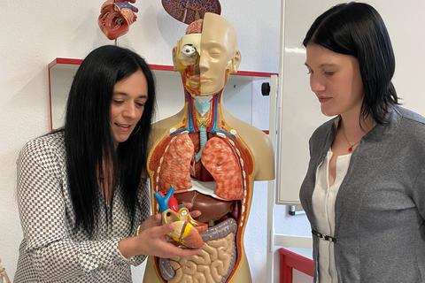 In der Schule für Gesundheitsberufe Mittelhessen lernen die Schülerinnen und Schüler die Anatomie des Menschen sowohl digital als auch mit klassischen Körpermodellen kennen. 