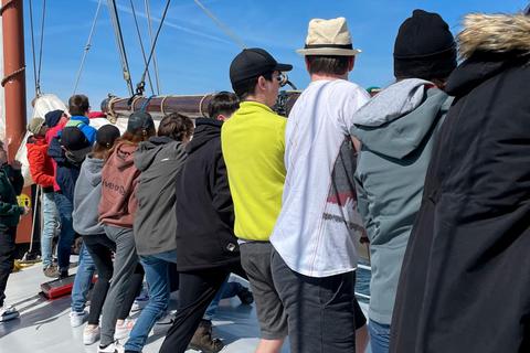 Bei der gemeinsam von der Jugendpflege und dem Familienzentrum Weilmünster organisierten Segelfreizeit haben die Jugendlichen auf dem Schiff kräftig mit angepackt.  Foto: Daniel Valley 