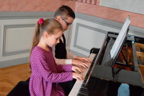 Klavier zu vier Händen: das Geschwisterpaar Sabine Jezova (9) und Filip Jez (10).  Foto: Andreas E. Müller 