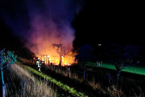 Die Freiwilligen Feuerwehr aus Ernsthausen, Weilmünster und Laimbach löschen eine Feldscheune. Foto: Feuerwehr  