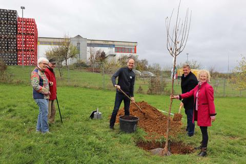 Der 50.000 Apfelbaum der Pflanzaktion steht jetzt auf der Streuobstwiese vor der Kelterei Heil in Laubuseschbach. Bei der Baumpflanzung dabei sind (von links) Ursula und Walfried Heil, Martin Heil, Bürgermeister Mario Koschel und Baumpatin Antje Helbig. Foto: Dorothee Henche