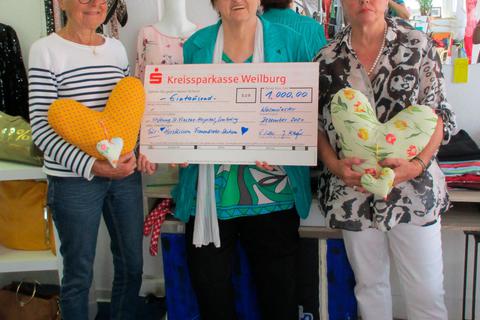 Brunhilde Saufaus (Mitte) von den "Herzkissen Limburg" bedankt sich bei den "Charity im Frauenzimmer"-Vertretern Erika Zeller (l.) und Ute Willhardt (r.) für die Spende. Spende © 